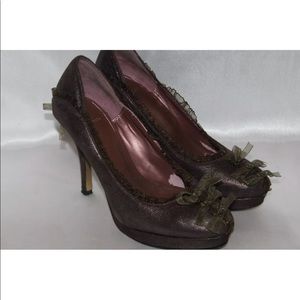 House of Dereon met brown platform ruffle pumps